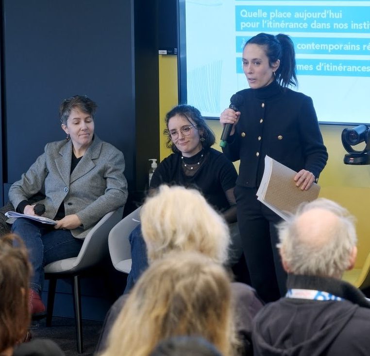 Pépita Car introduisant la table ronde de lancement des États Généraux des Itinérances Artistiques lors de leur lancement aux BIS de Nantes